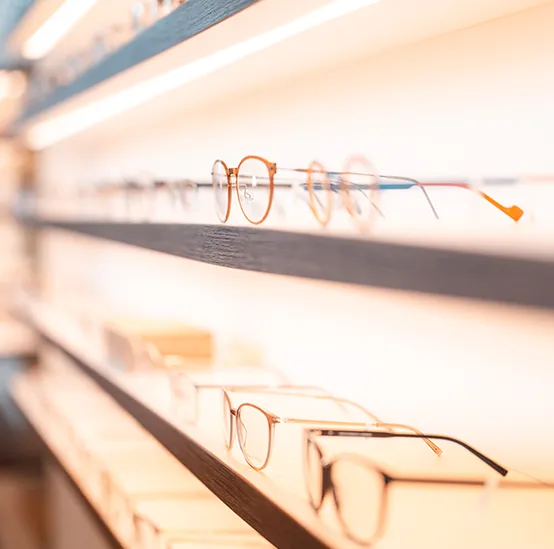 Brillenwand im Store von Augenoptik Gehrke