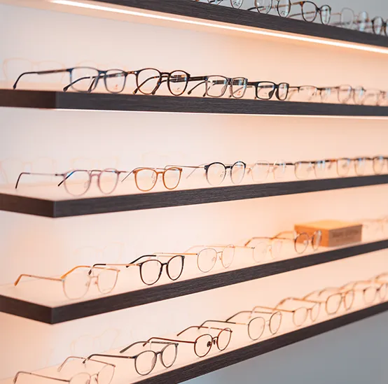 Brillenauswahl bei Augenoptik Gehrke in Bad Doberan